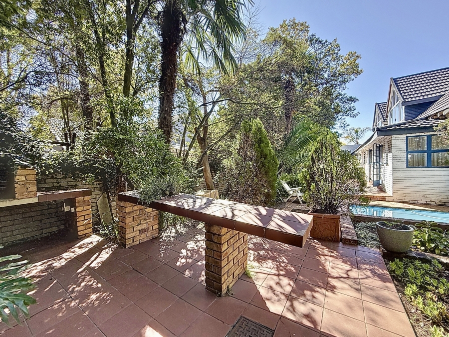 5 Bedroom Property for Sale in Silver Lakes Golf Estate Gauteng