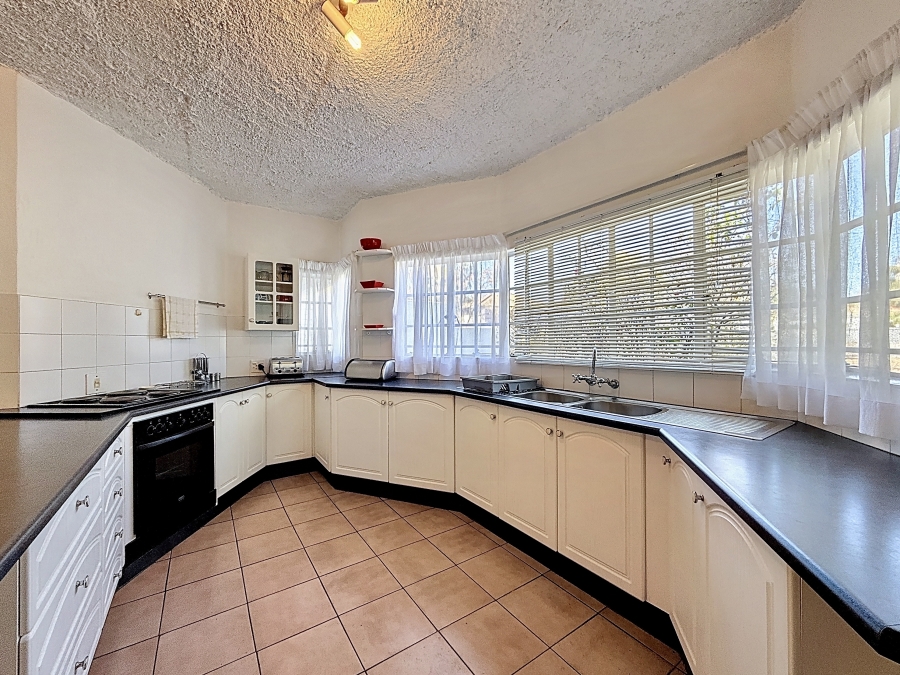 5 Bedroom Property for Sale in Silver Lakes Golf Estate Gauteng