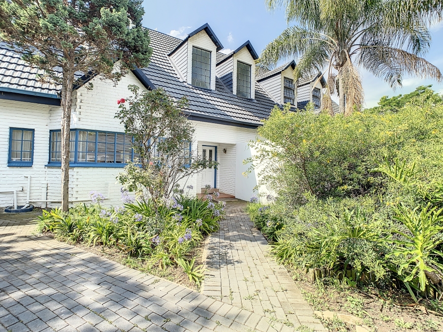5 Bedroom Property for Sale in Silver Lakes Golf Estate Gauteng