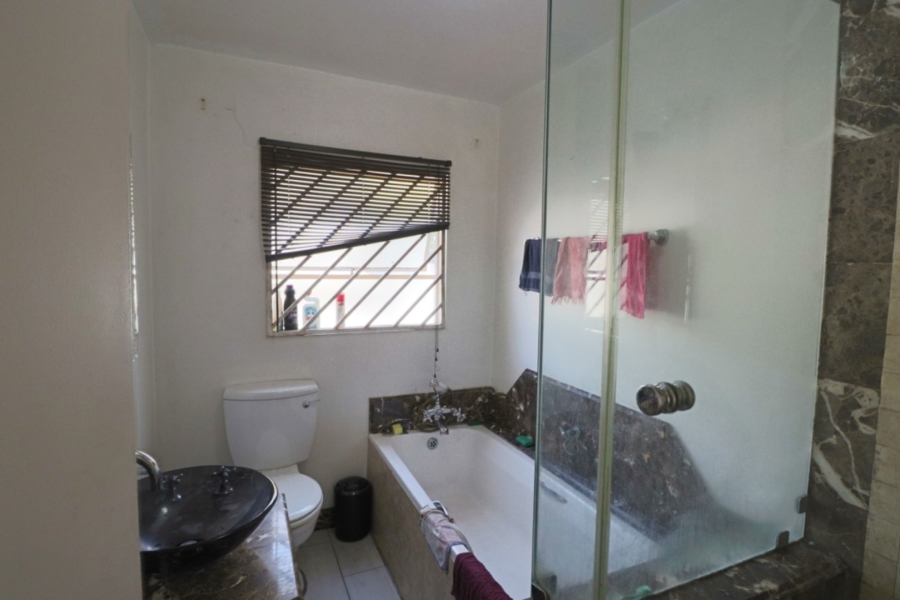 To Let 2 Bedroom Property for Rent in Bryanston Gauteng