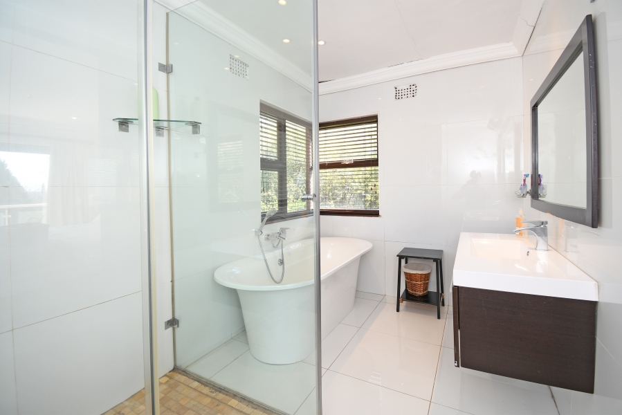 To Let 5 Bedroom Property for Rent in Valeriedene Gauteng