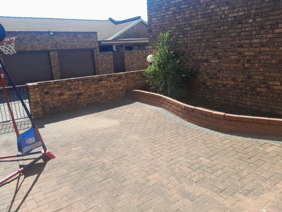 To Let 3 Bedroom Property for Rent in Randhart Gauteng
