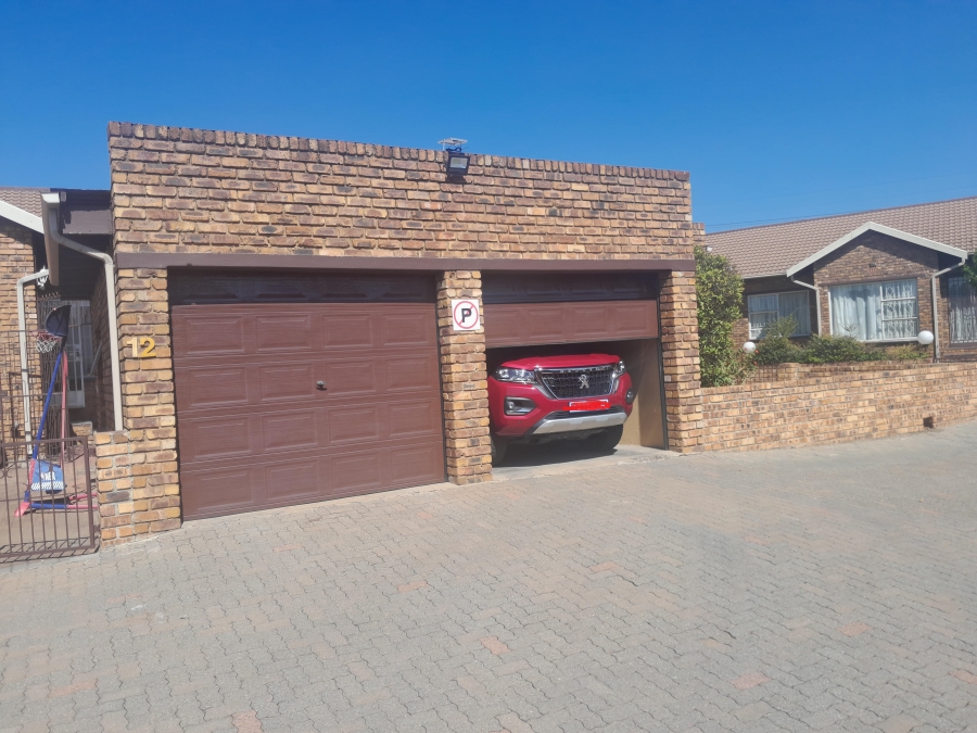 To Let 3 Bedroom Property for Rent in Randhart Gauteng