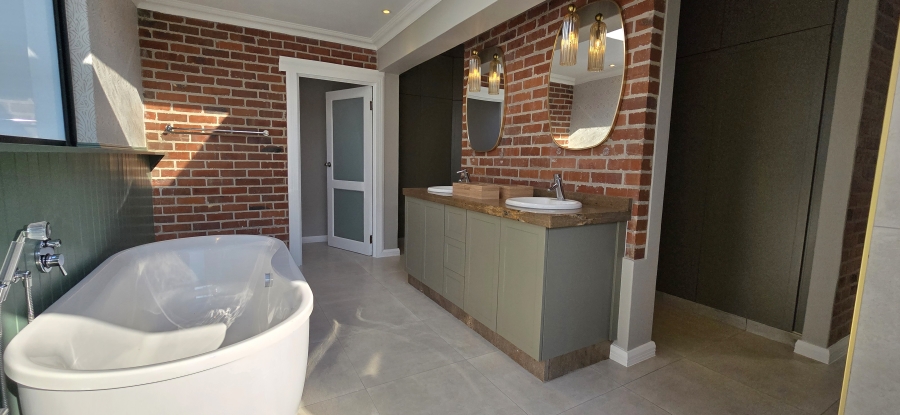 6 Bedroom Property for Sale in Midlands Estate Gauteng