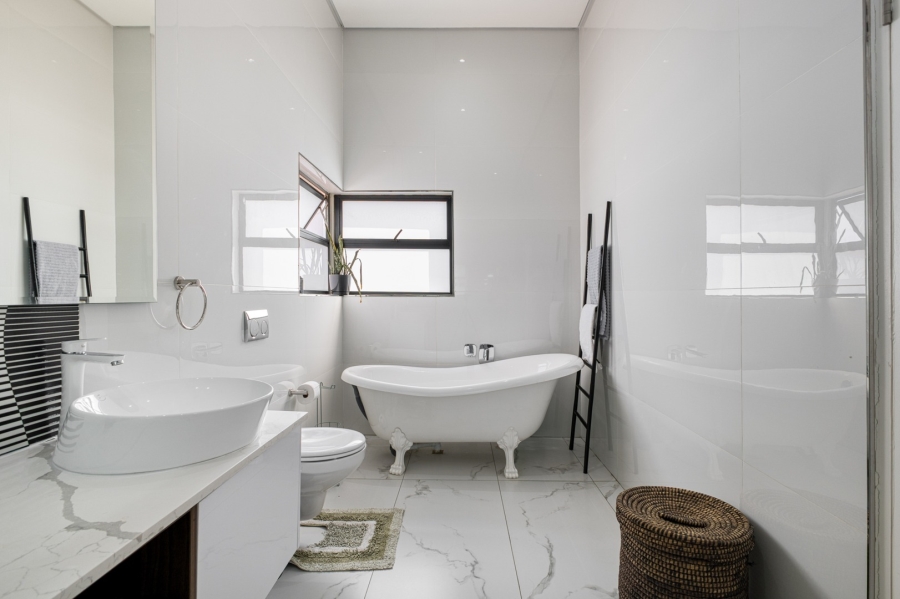 5 Bedroom Property for Sale in Cedar Creek Gauteng