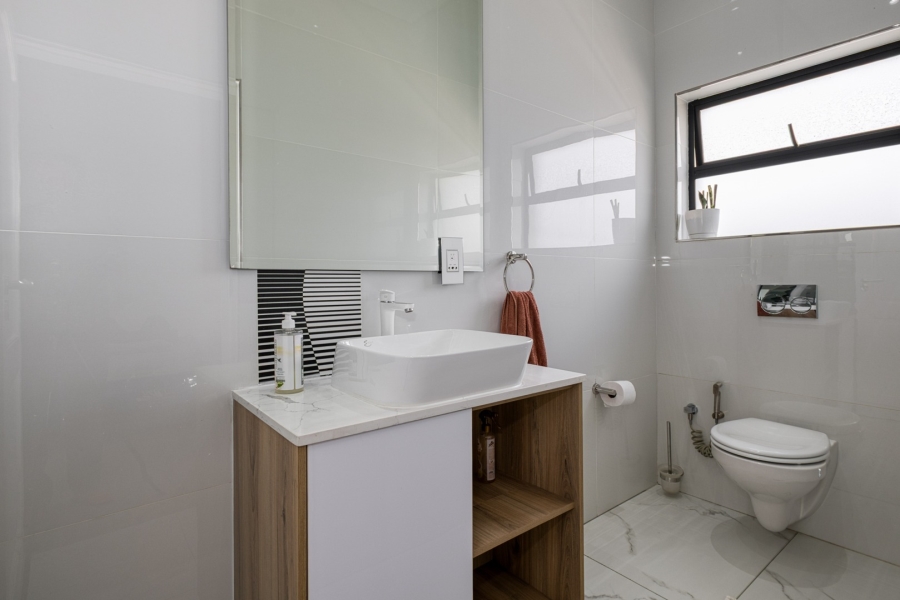 5 Bedroom Property for Sale in Cedar Creek Gauteng