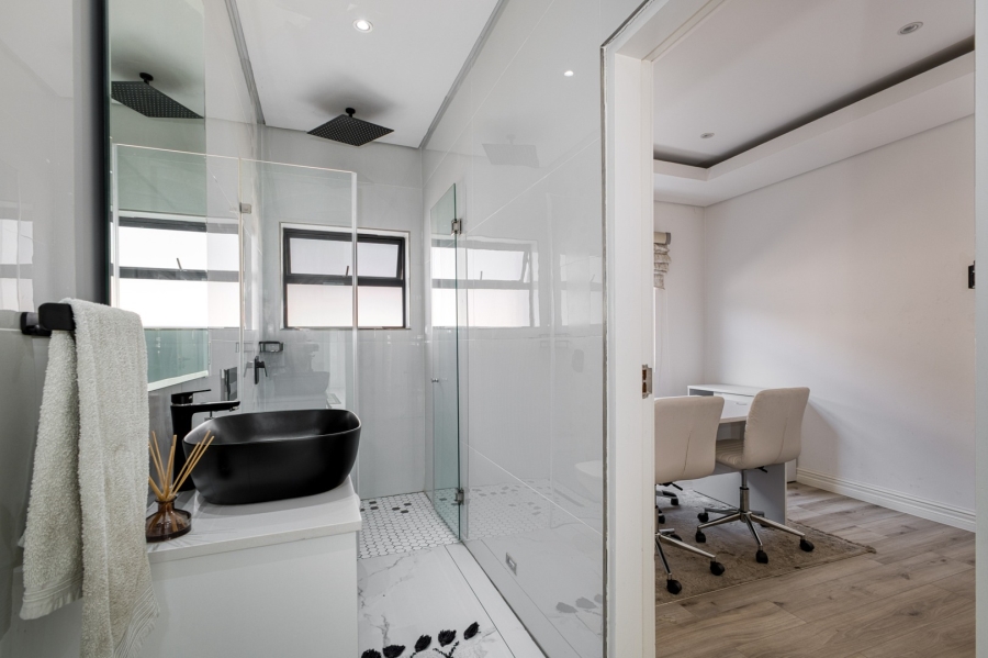 5 Bedroom Property for Sale in Cedar Creek Gauteng