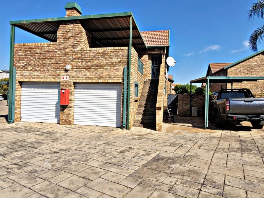 3 Bedroom Property for Sale in Die Hoewes Gauteng