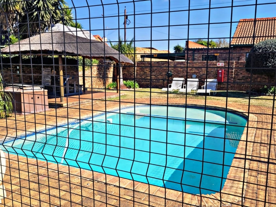 3 Bedroom Property for Sale in Die Hoewes Gauteng