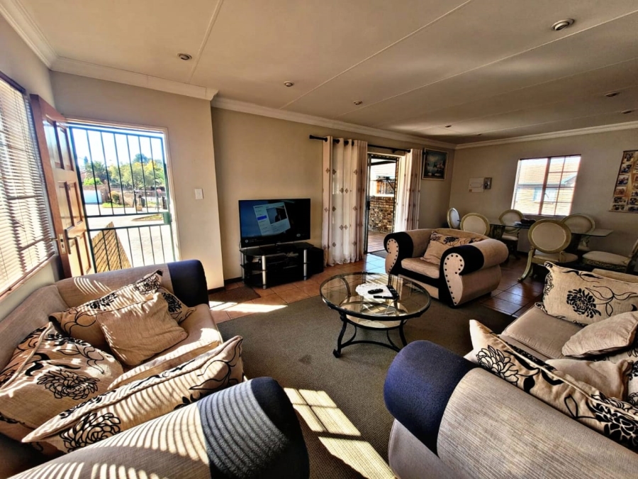 3 Bedroom Property for Sale in Die Hoewes Gauteng