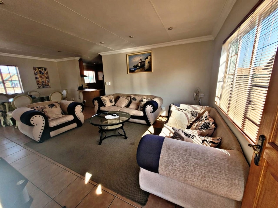 3 Bedroom Property for Sale in Die Hoewes Gauteng