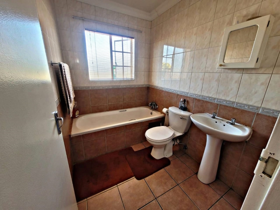 3 Bedroom Property for Sale in Die Hoewes Gauteng