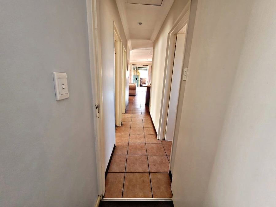 3 Bedroom Property for Sale in Die Hoewes Gauteng