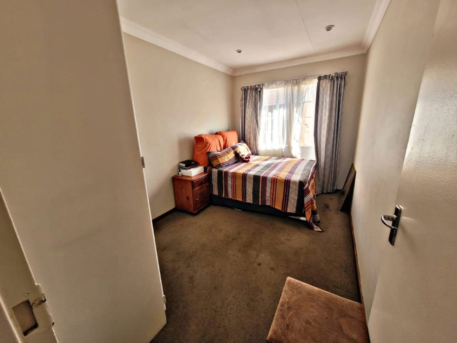 3 Bedroom Property for Sale in Die Hoewes Gauteng