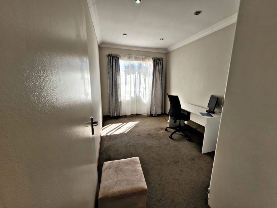 3 Bedroom Property for Sale in Die Hoewes Gauteng
