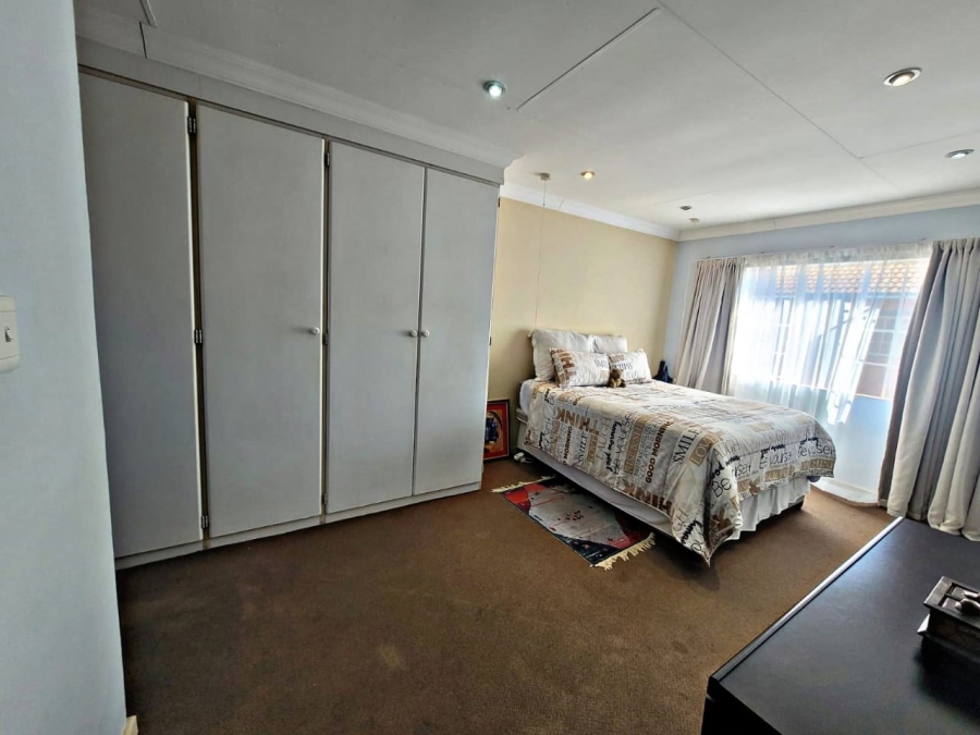 3 Bedroom Property for Sale in Die Hoewes Gauteng