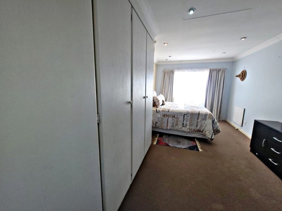 3 Bedroom Property for Sale in Die Hoewes Gauteng