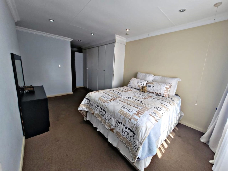 3 Bedroom Property for Sale in Die Hoewes Gauteng