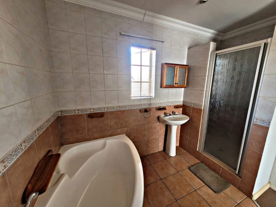 3 Bedroom Property for Sale in Die Hoewes Gauteng