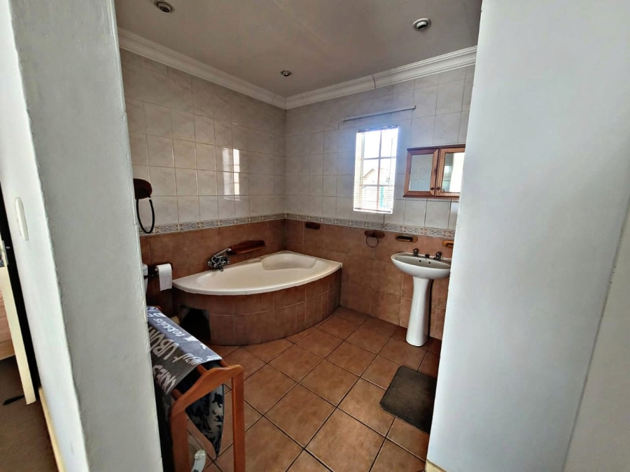 3 Bedroom Property for Sale in Die Hoewes Gauteng