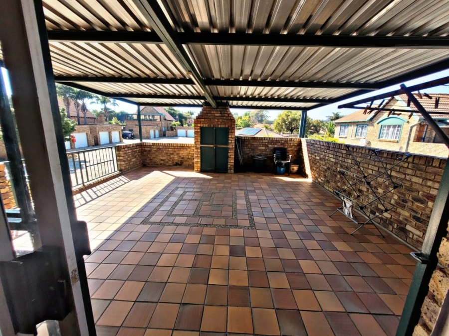 3 Bedroom Property for Sale in Die Hoewes Gauteng
