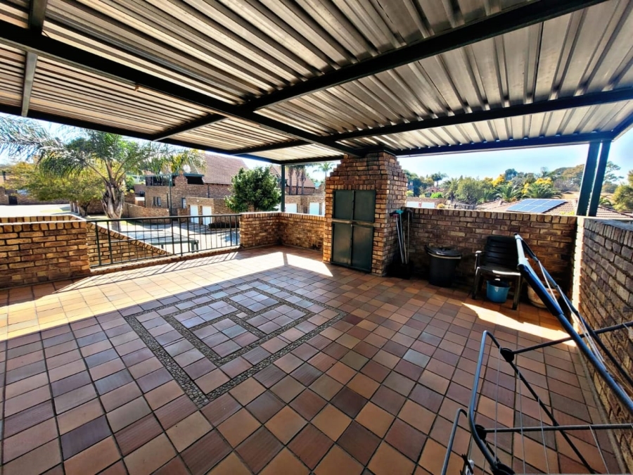 3 Bedroom Property for Sale in Die Hoewes Gauteng