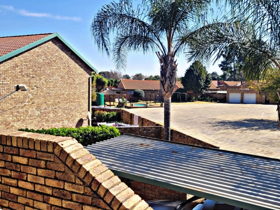 3 Bedroom Property for Sale in Die Hoewes Gauteng