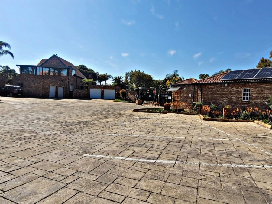 3 Bedroom Property for Sale in Die Hoewes Gauteng