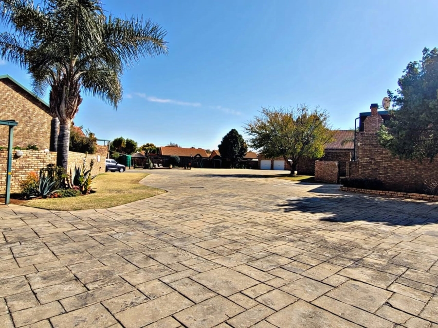 3 Bedroom Property for Sale in Die Hoewes Gauteng