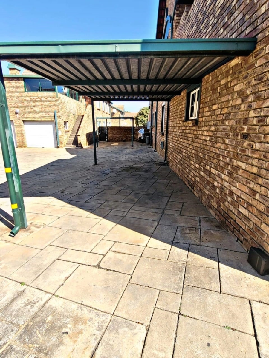 3 Bedroom Property for Sale in Die Hoewes Gauteng