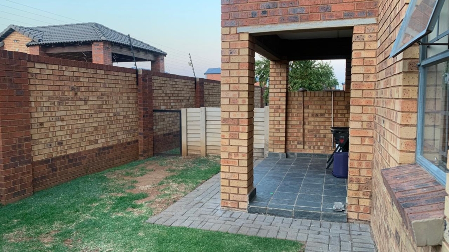 2 Bedroom Property for Sale in Olifantsvlei Gauteng