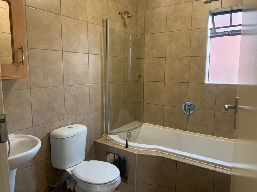 2 Bedroom Property for Sale in Olifantsvlei Gauteng