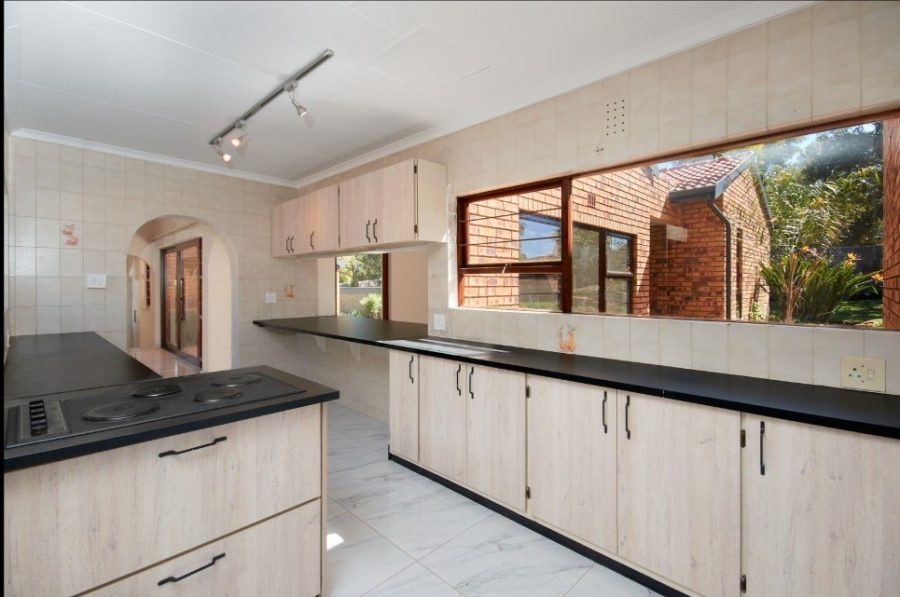5 Bedroom Property for Sale in Halfway House Gauteng