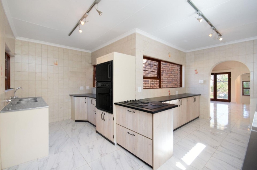 5 Bedroom Property for Sale in Halfway House Gauteng