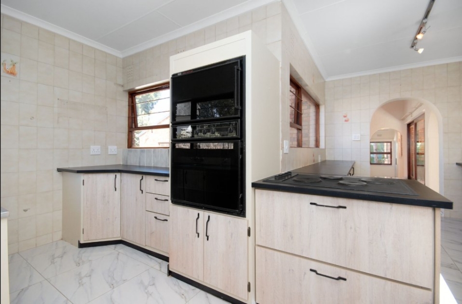 5 Bedroom Property for Sale in Halfway House Gauteng