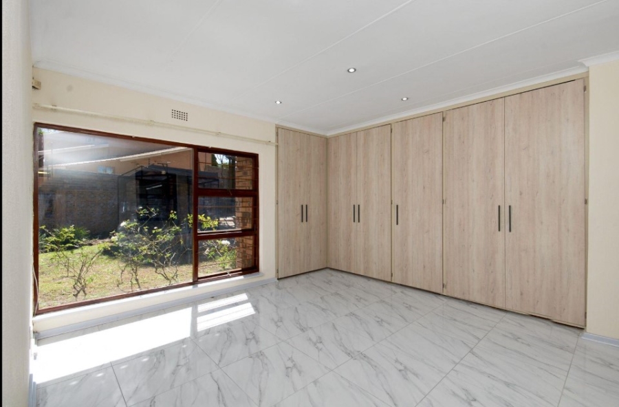 5 Bedroom Property for Sale in Halfway House Gauteng