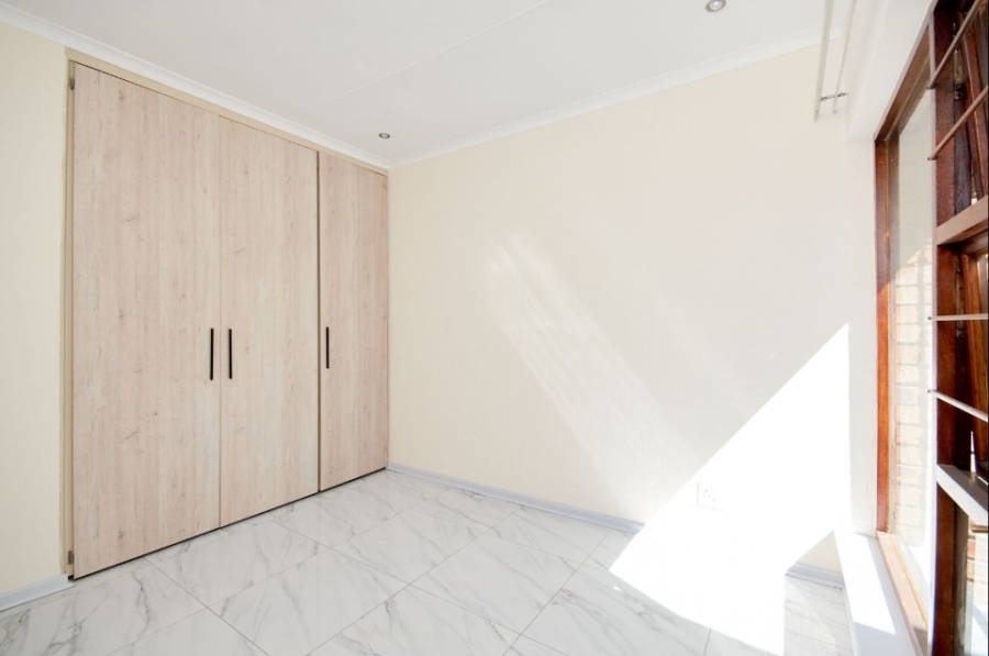 5 Bedroom Property for Sale in Halfway House Gauteng