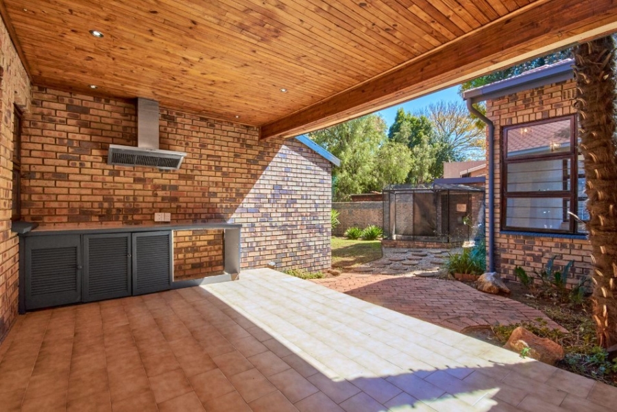 5 Bedroom Property for Sale in Halfway House Gauteng