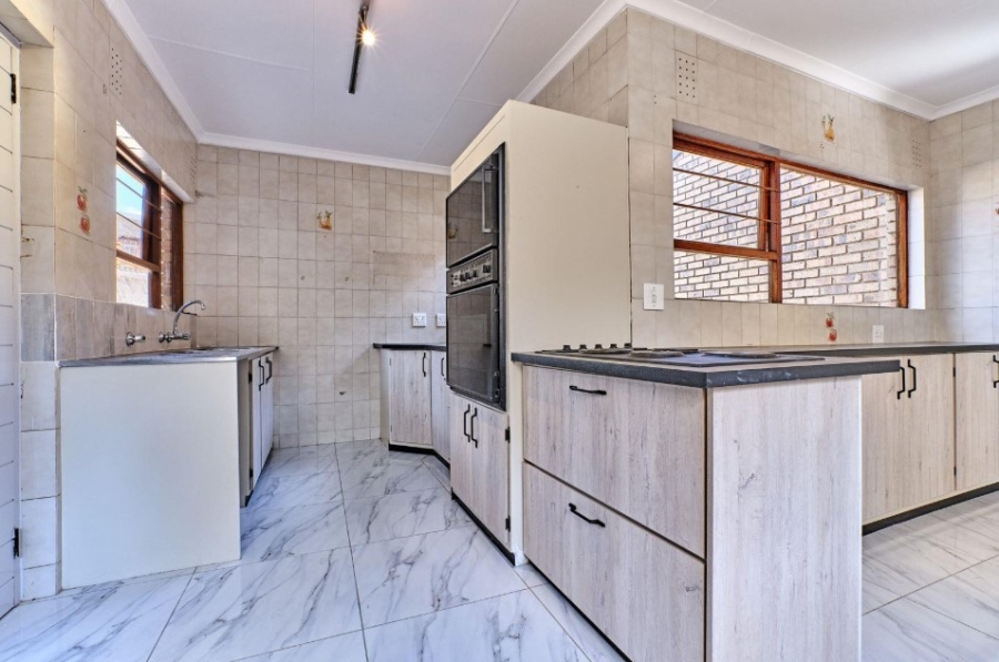 5 Bedroom Property for Sale in Halfway House Gauteng