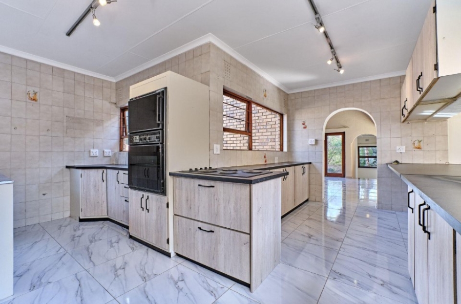 5 Bedroom Property for Sale in Halfway House Gauteng