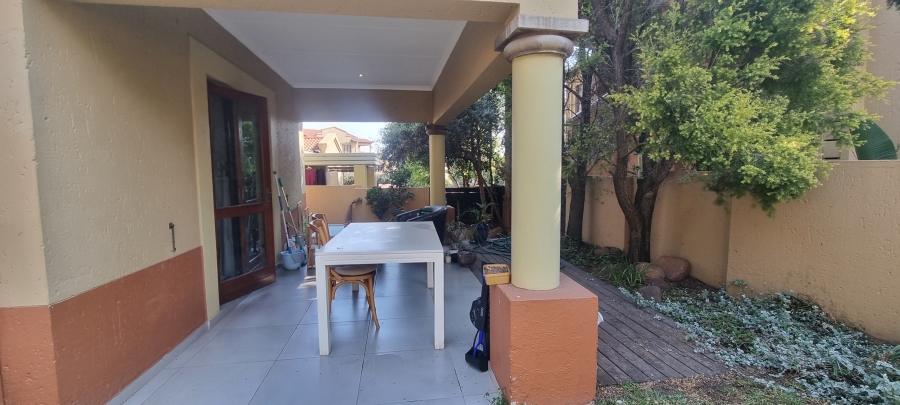To Let 2 Bedroom Property for Rent in Douglasdale Gauteng