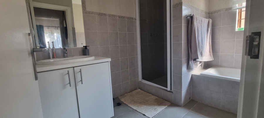 To Let 2 Bedroom Property for Rent in Douglasdale Gauteng