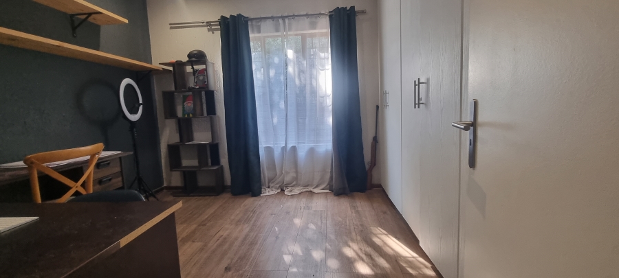 To Let 2 Bedroom Property for Rent in Douglasdale Gauteng