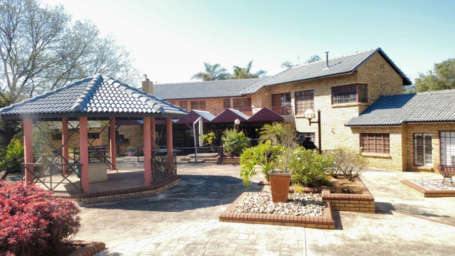 6 Bedroom Property for Sale in Die Hoewes Gauteng