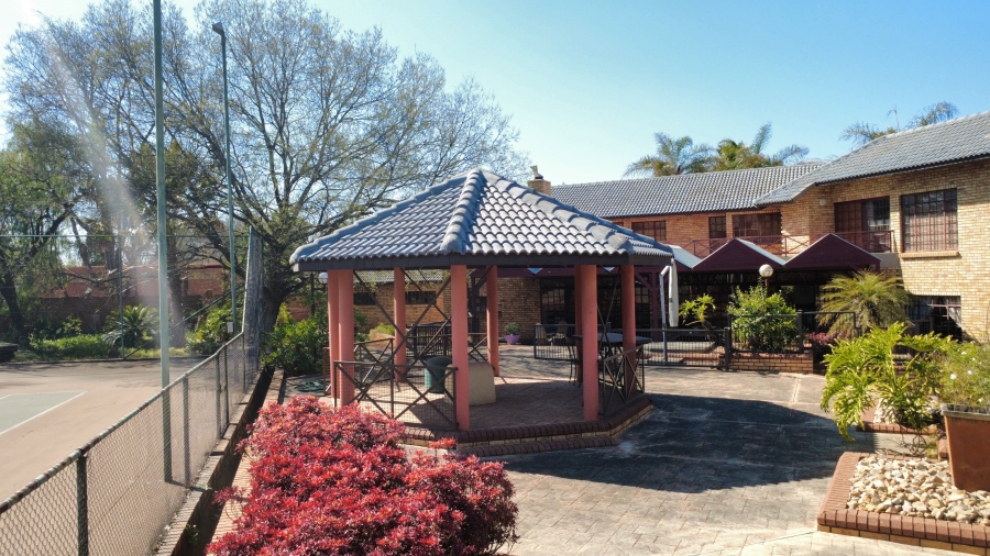 6 Bedroom Property for Sale in Die Hoewes Gauteng