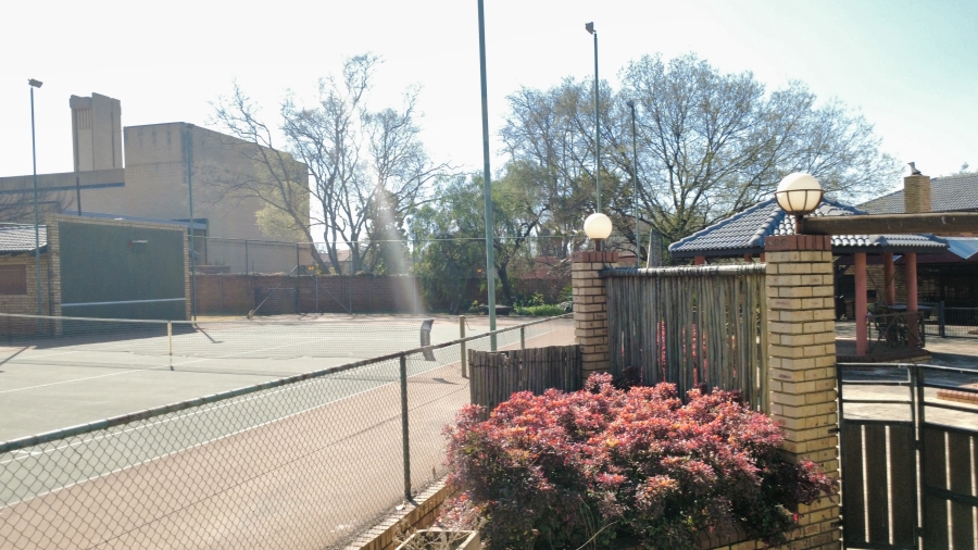 6 Bedroom Property for Sale in Die Hoewes Gauteng