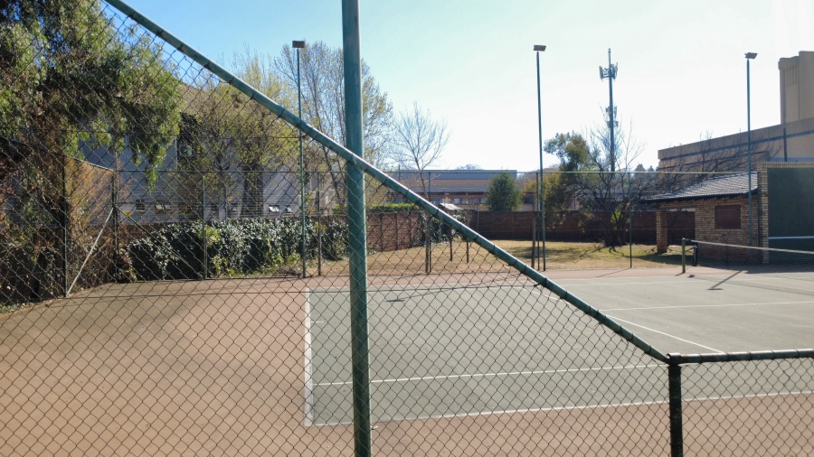 6 Bedroom Property for Sale in Die Hoewes Gauteng