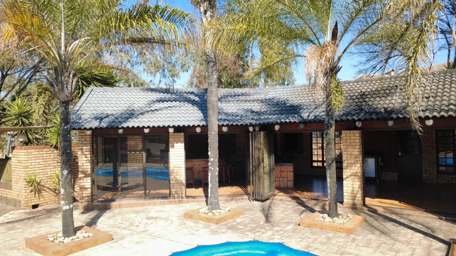 6 Bedroom Property for Sale in Die Hoewes Gauteng