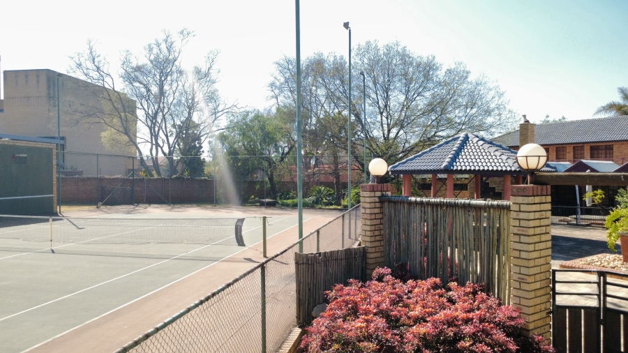 6 Bedroom Property for Sale in Die Hoewes Gauteng