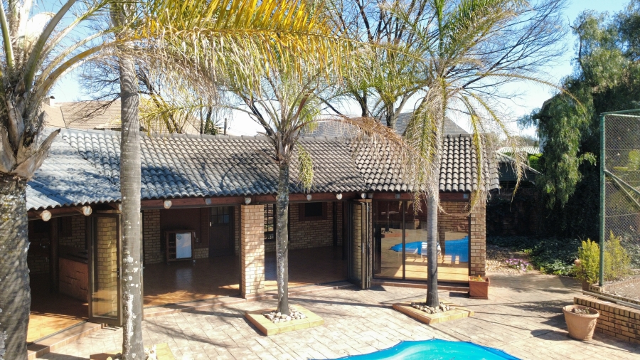 6 Bedroom Property for Sale in Die Hoewes Gauteng